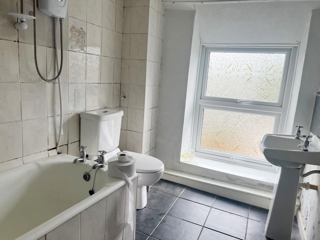 Lot: 62 - END-TERRACE COTTAGE FOR IMPROVEMENT IN VILLAGE LOCATION - Good size first floor bathroom